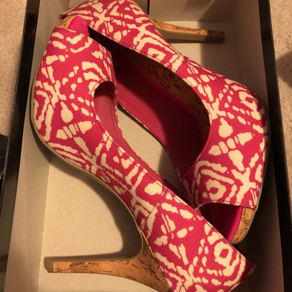 Magenta and cream platform pumps